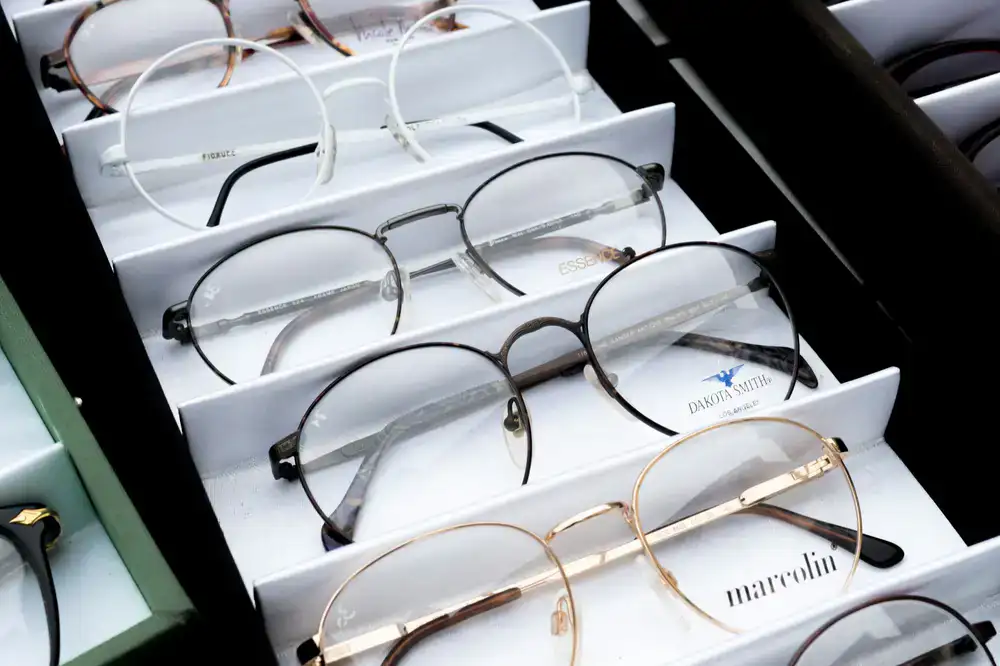 Display of premium optical frames